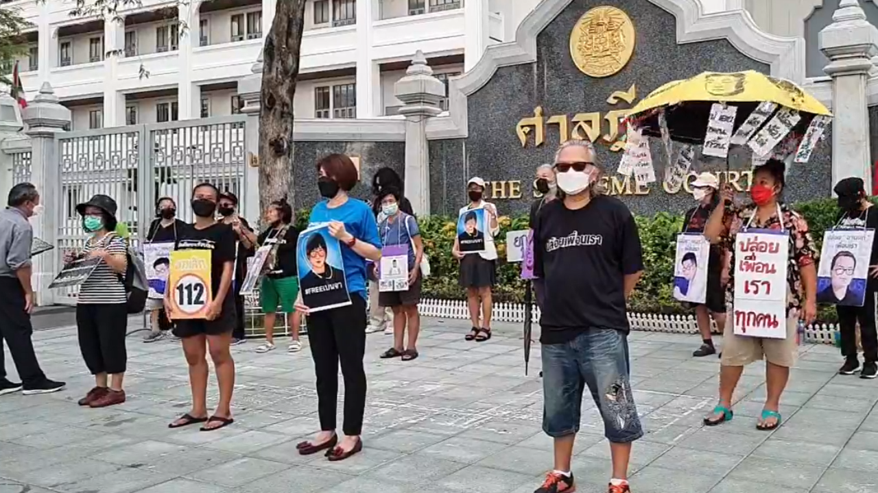 ยืนหยุดขัง นำรูป "เบนจา" มาเป็นสัญลักษณ์ เรียกร้องปล่อยตัวแกนนำม็อบ