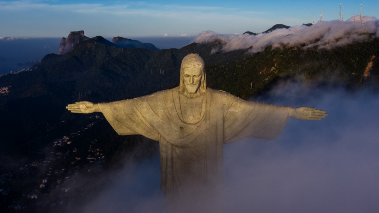 บราซิลฉลอง90ปีรูปปั้นพระเยซูมหาไถ่บนยอดเขา สัญลักษณ์สำคัญนครริโอ เดอ จาเนโร