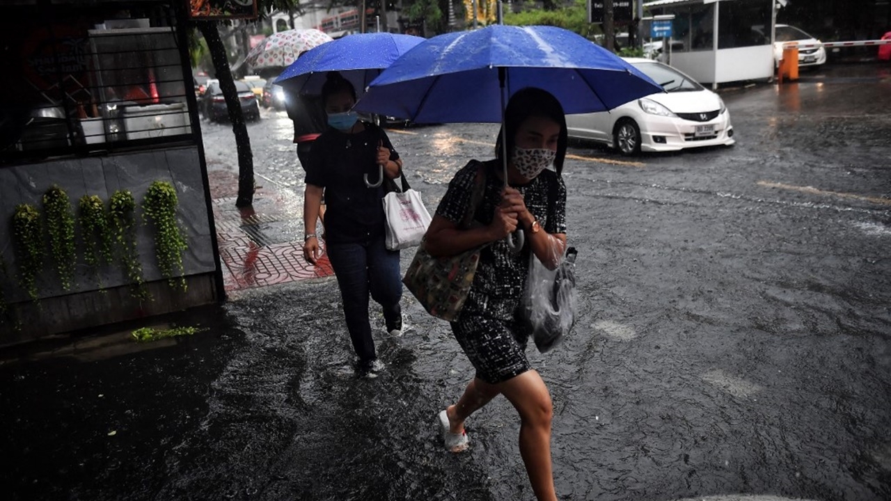 สภาพอากาศวันนี้ ร่องมรสุมพาดผ่านไทยตอนบน ทำฝนเพิ่ม ตกหนักบางแห่ง