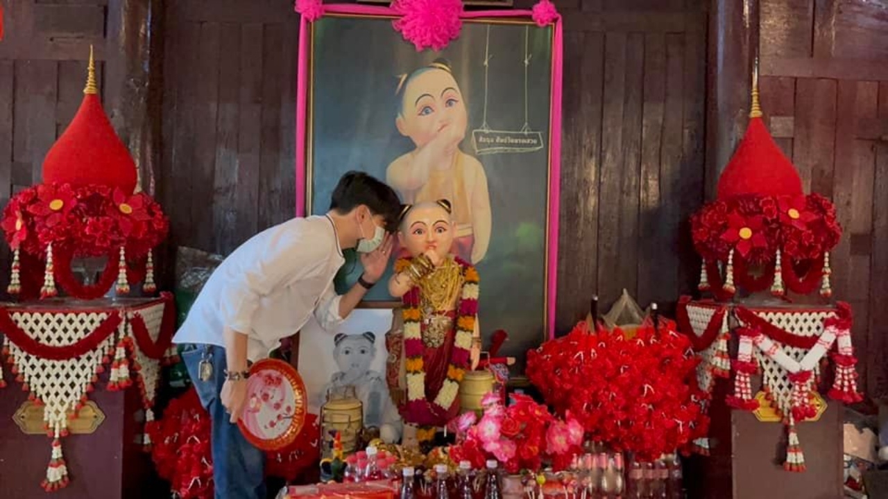 ดาราดัง จุดประทัดแสนนัดขอพร "ไอ้ส้มฉุน" คอหวยยิ้มได้ "เลขเด็ด" ลุ้นโชค
