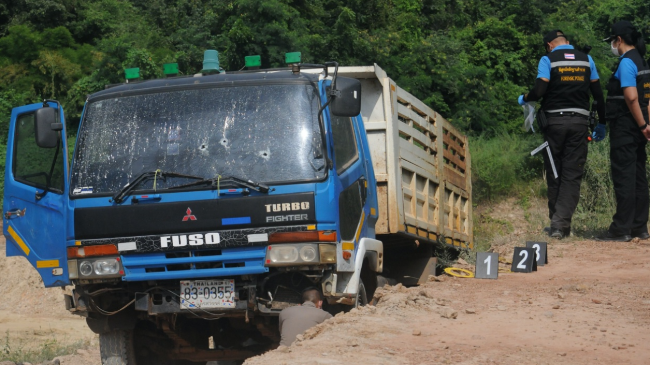 สิงห์รถบรรทุกหึงโหด เห็นเมียนั่งรถคนอื่น ชัก 9 มม. ยิงดับ 1 สาหัส 1