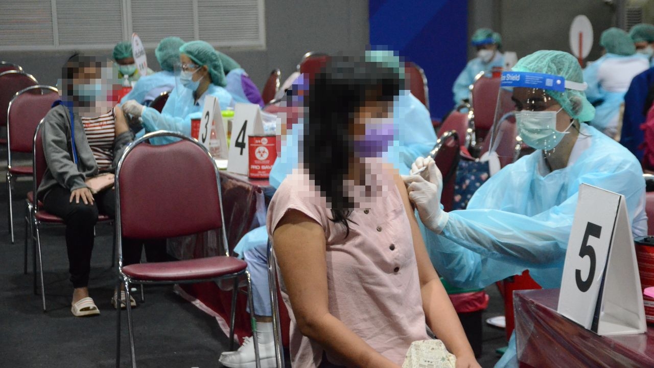 โคราชเร่งฉีดวัคซีน หลังยอดโควิดนิวไฮ 190 ราย จากการระบาดใน 7 คลัสเตอร์