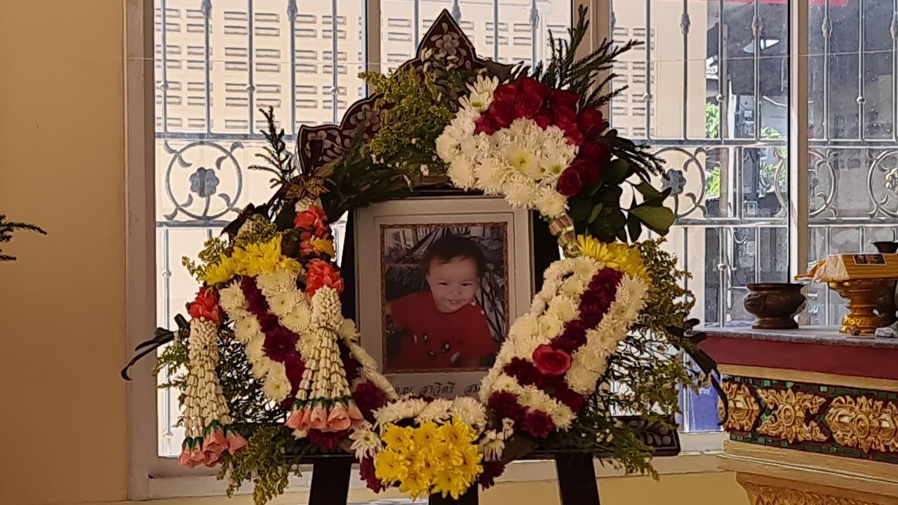 "น้องฟ้าใส" ไม่ไปไหน ยายเผยเห็นวิญญาณหลานนั่งตัวเปียกข้างโลงฟังพระสวด 