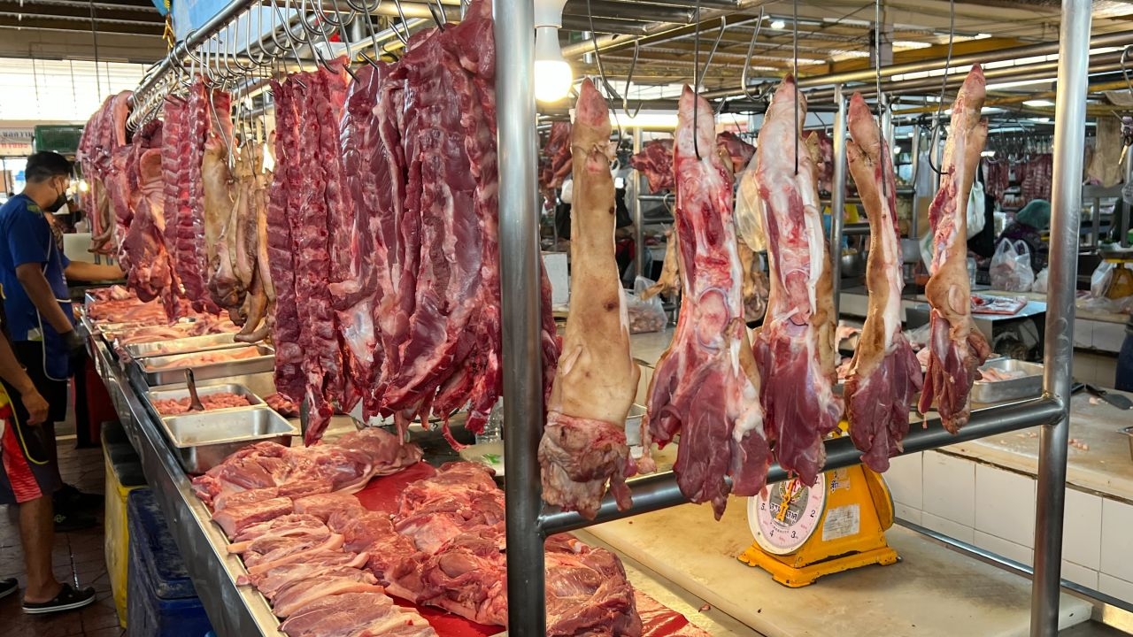 พ่อค้าหมูภูเก็ตโอดขายได้น้อย คนหันไปกินอย่างอื่น คาดตรุษจีน กก.ละ 300