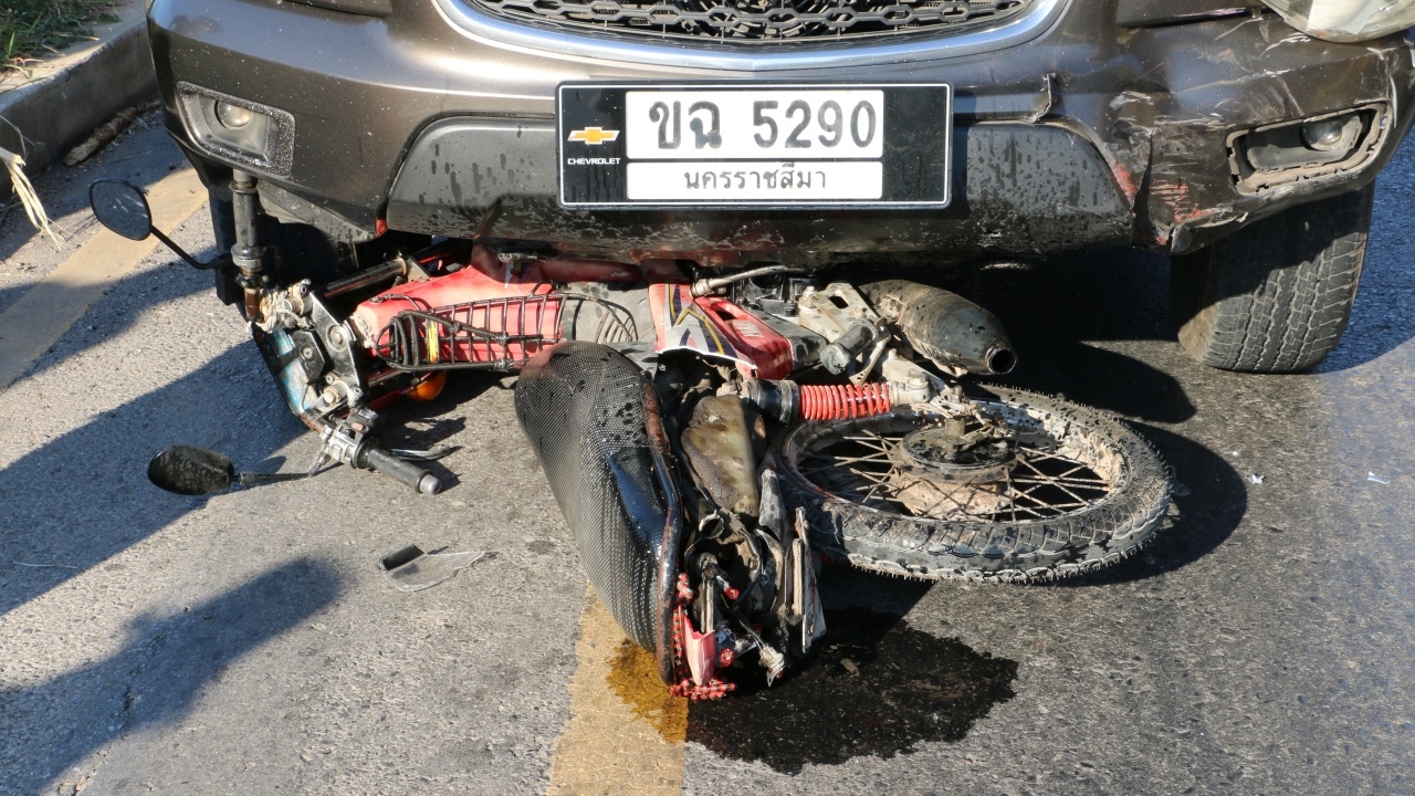 ป้าซิ่งจยย.พุ่งจากเลนซ้ายจะกลับรถ ถูกเก๋งวิ่งชนลากยาว 40 เมตร ดับคาที่