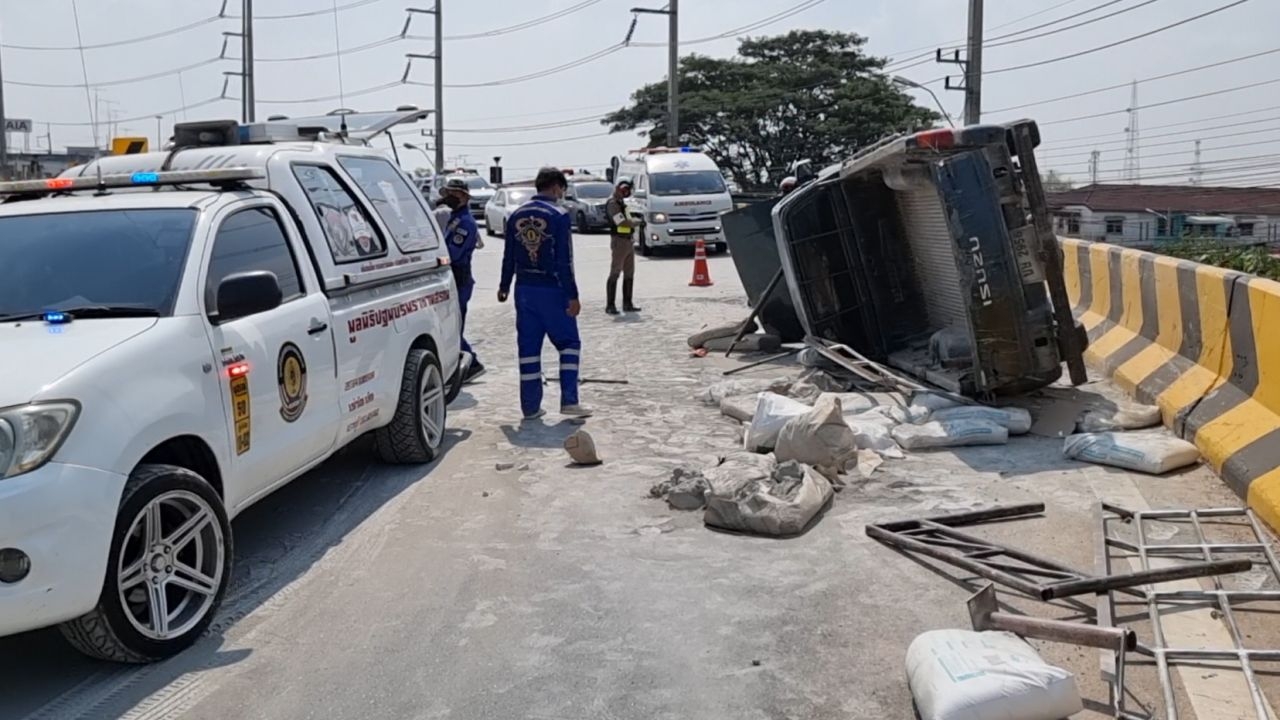 กระบะขนปูนยางระเบิด คว่ำกลางสะพานต่างระดับที่ราชบุรี ตาย 1 บาดเจ็บ 2 