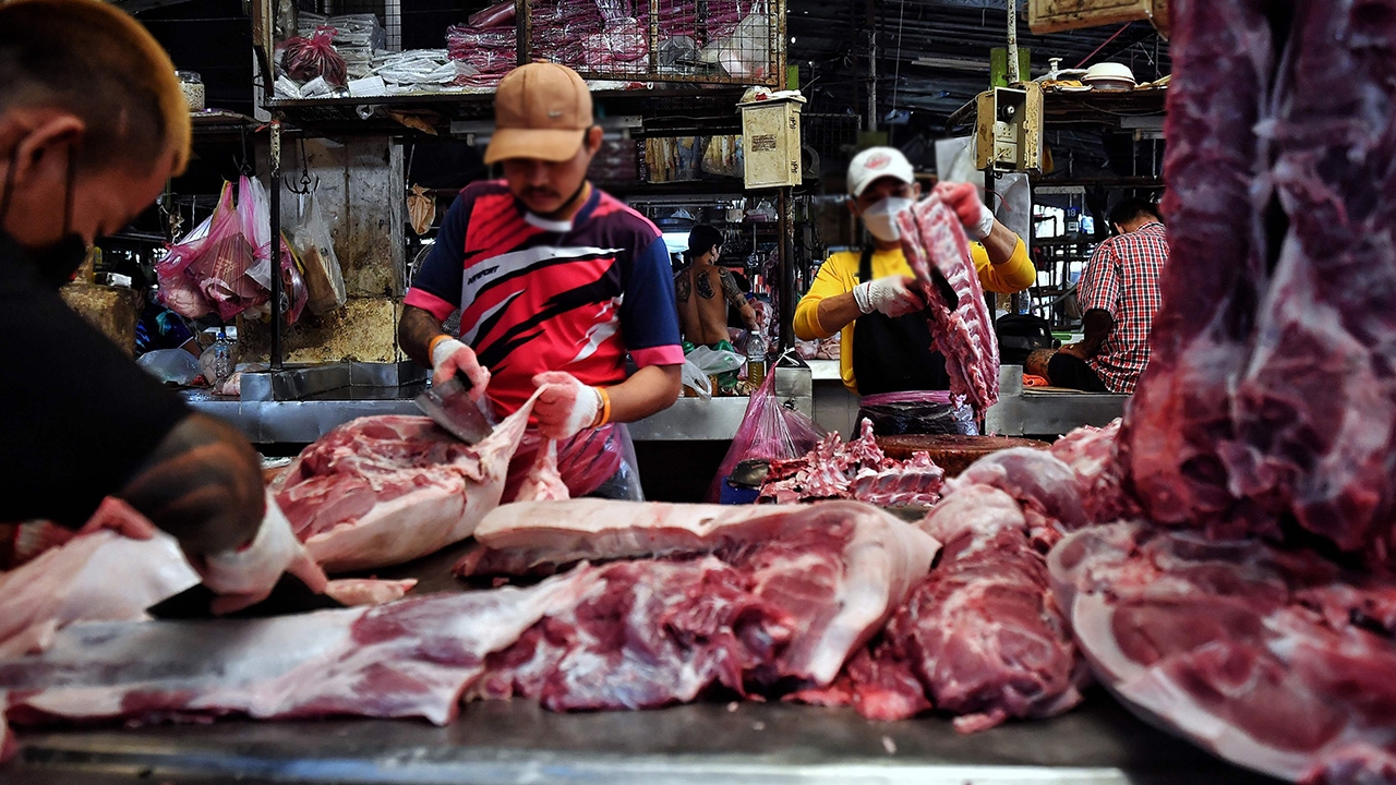 ฉะพ่อค้าคนกลางกดราคา หมูล้นฟาร์ม นับหมื่นตัว รับซื้อ 60-หน้าเขียง 220 (คลิป)