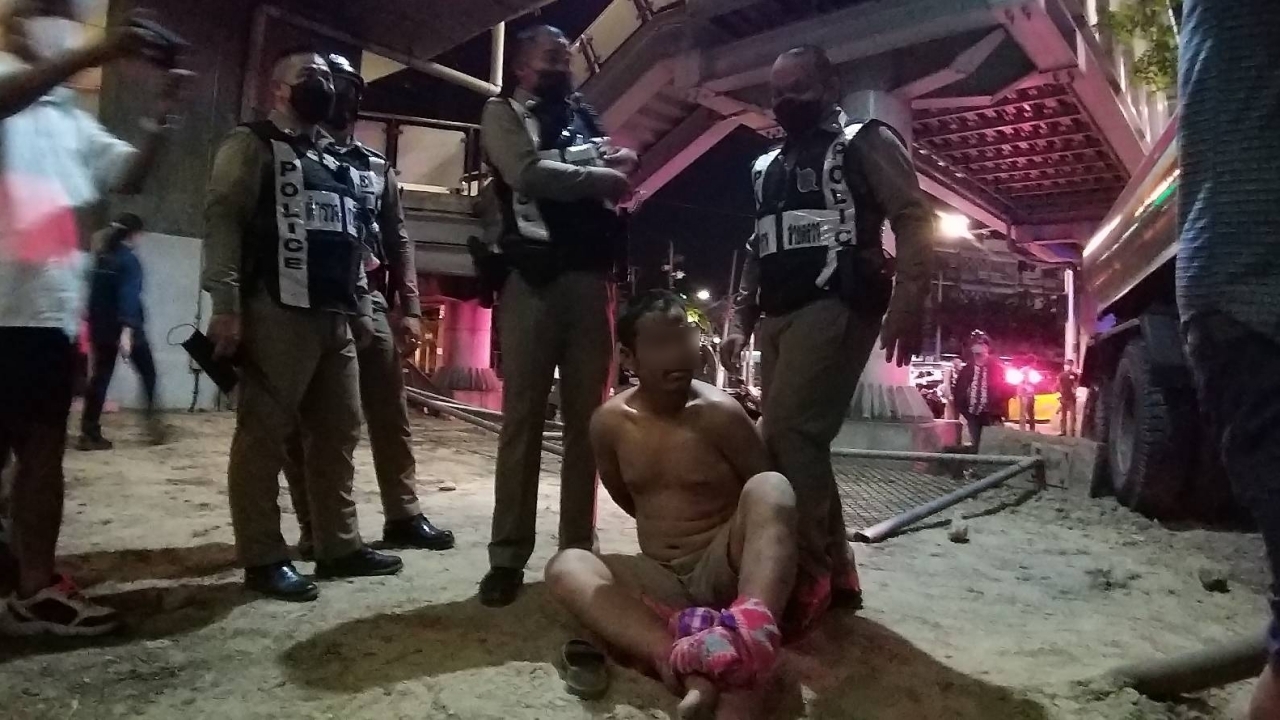 สยบหนุ่มคลั่ง จี้ชิงรถพ่วง 18 ล้อ ปืนขู่ระทึก-ซิ่งหนีระห่ำ อ้างเพิ่งฆ่าคน