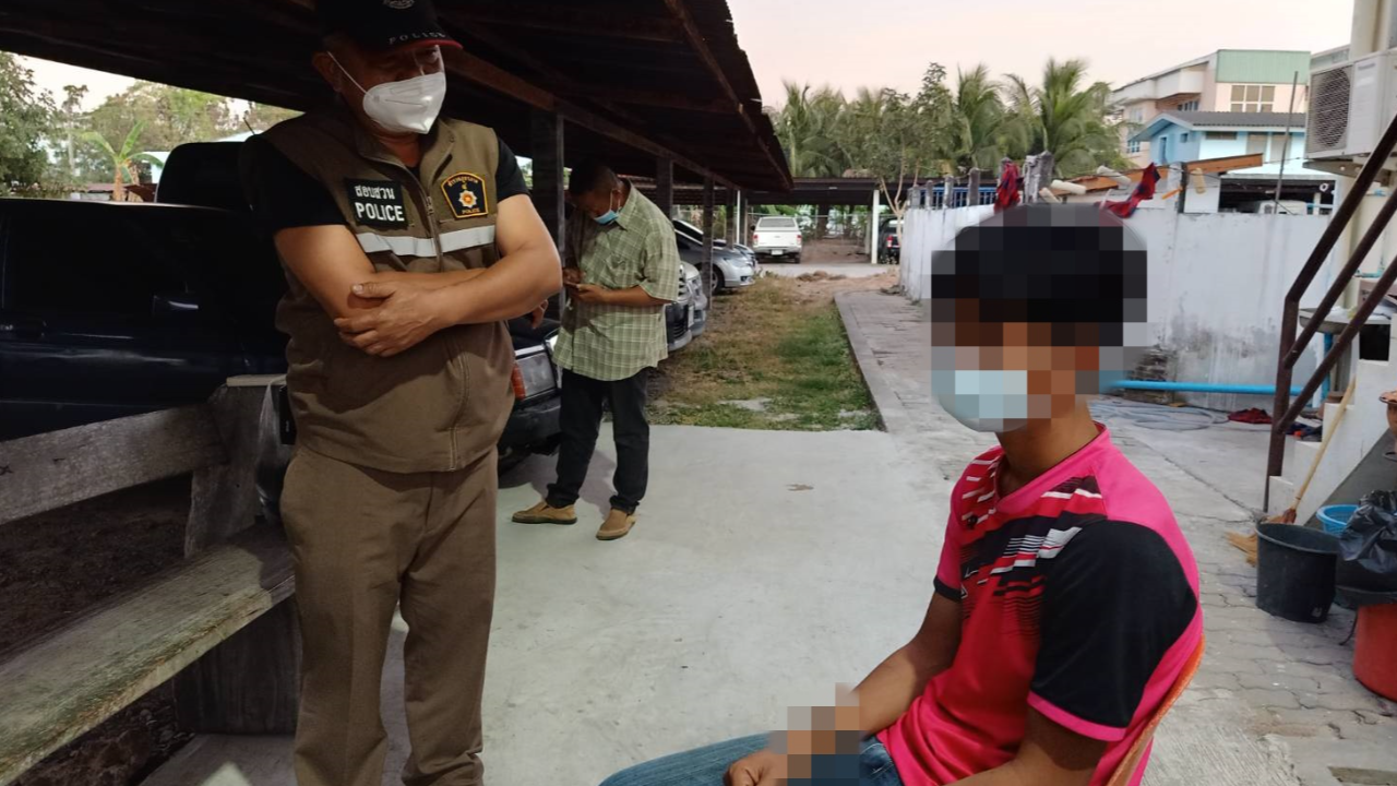 หนุ่มฉุนพ่อเฒ่า กล่าวหาขโมยของ คว้าไม้ฟาดหัว-มีดเสียบ 3 แผลดับสลด 