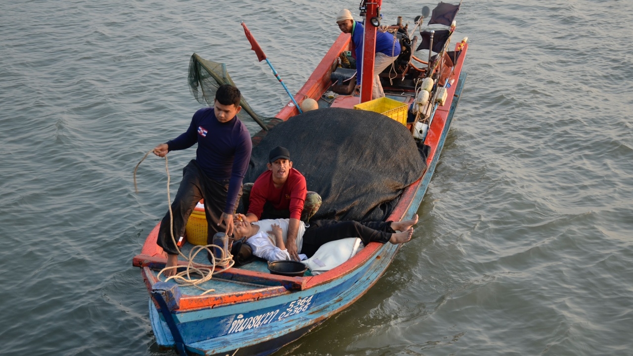 เรือสปีดโบ๊ตล่มกลางทะเลตราด ท้องเรือแตก 7 ชีวิตลอยคอ 2 ชม. ถึงรอด