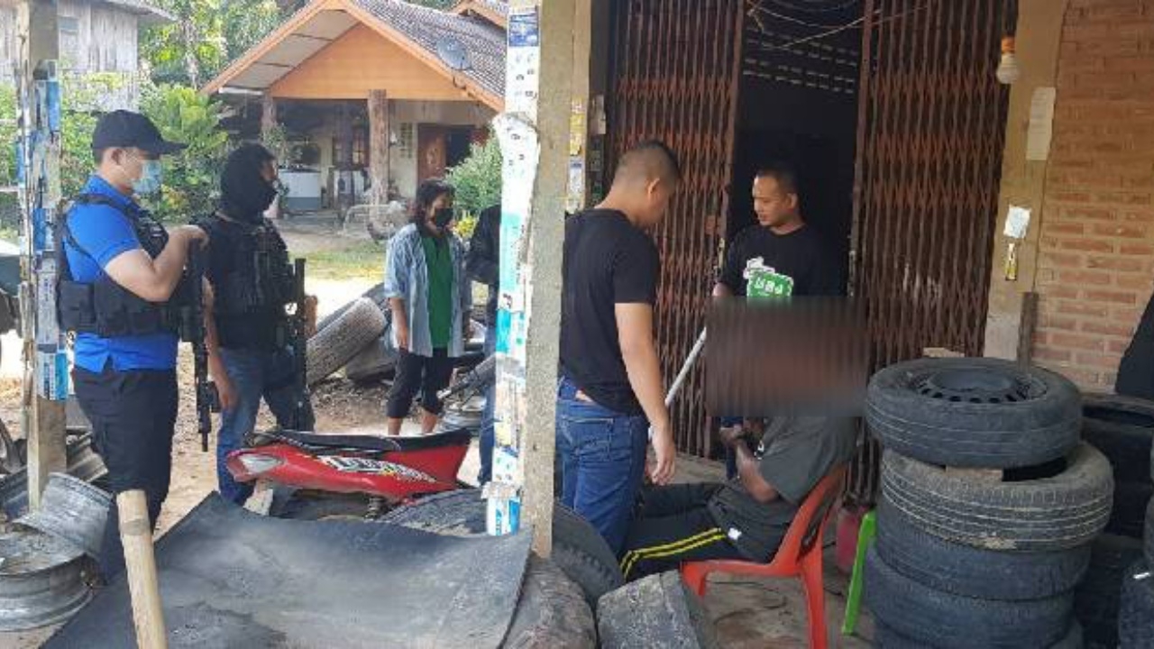 ตร.จับมือปืนยิงหัวอริ หน้าผับดังสมุย เหตุแย่งจีบสาว ก่อนหนีนาน 12 ปี