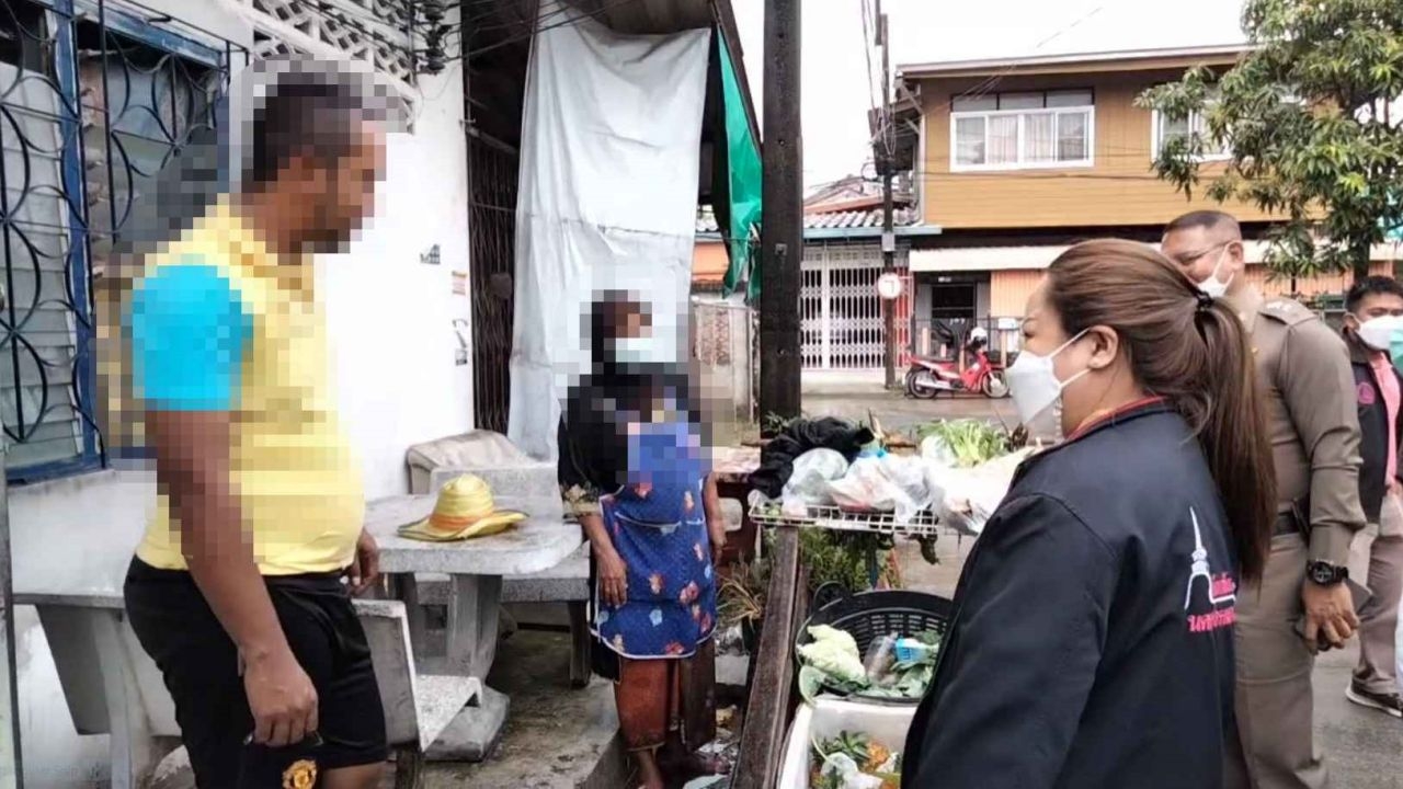 หนุ่มไถเงินตาวัย 85 ป่วยจิตเวช หอบดอกไม้ขอโทษ พม.เมืองคอนส่งไปรักษาแล้ว