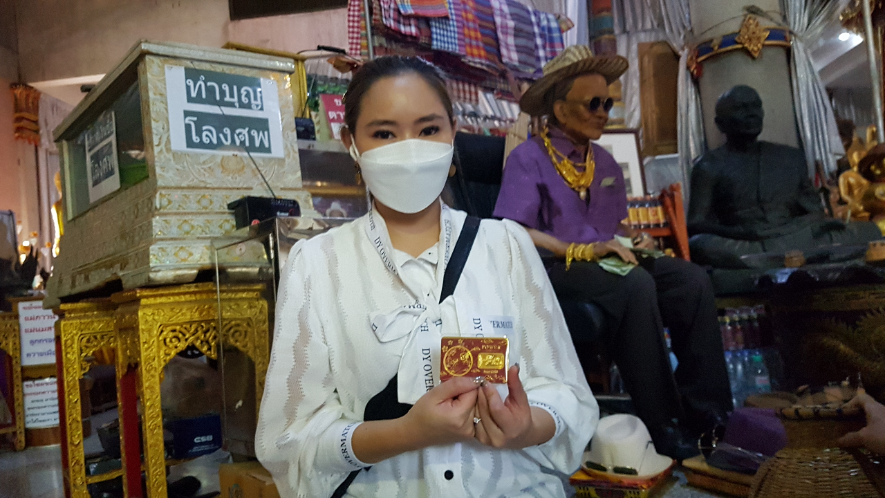 เจ้าของโรงงานเฟอร์นิเจอร์ นำทองคำแท่งแก้บน "ตาทองงิ้วราย" ไม่พลาดขอเลขเด็ด