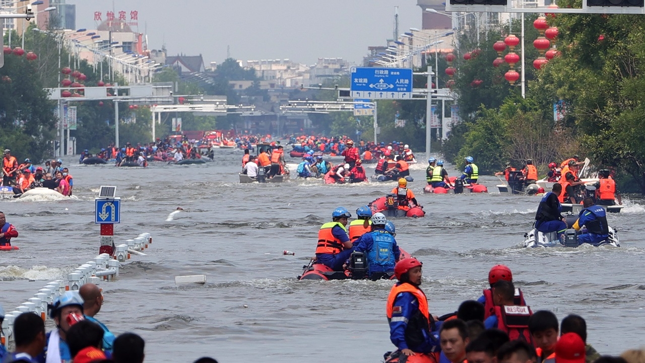 จีนลงดาบ จนท.ท้องถิ่นเกือบ 100 คน ล้มเหลวรับมือน้ำท่วมเหอหนาน ทำคนตายอื้อ