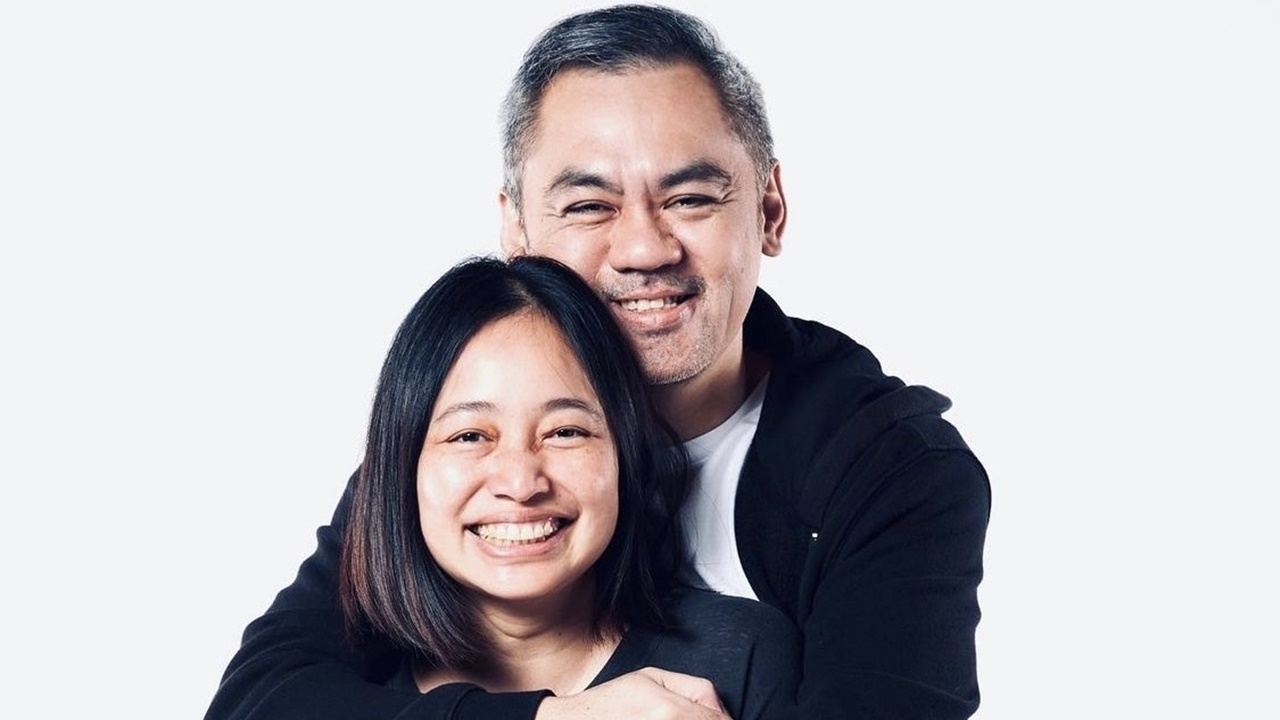 ทำทุกหน้าที่ บอสจี๊บ ชวนภรรยาเต้นติ๊กต๊อกโปรโมตเพลงให้ศิลปิน (คลิป)