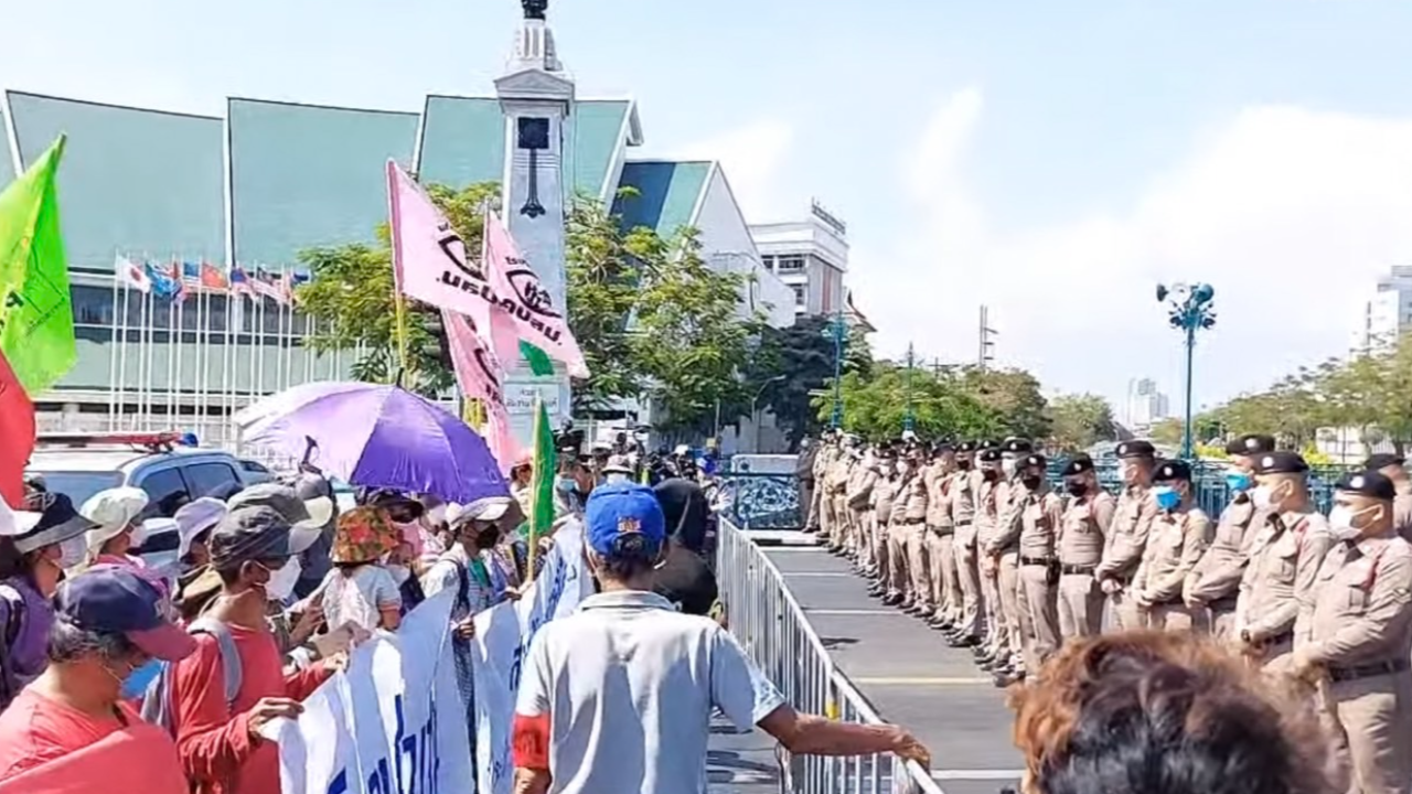 "พีมูฟ" ขู่ปักหลัก ขอรอพบ "บิ๊กป้อม" เซ็น 12 ข้อเรียกร้อง และยื่นเพิ่มอีก 3 ข้อ