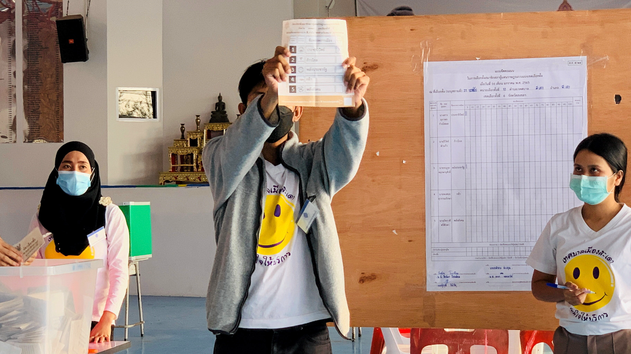 กกต. สรุปผลคะแนนเลือกตั้งซ่อมสงขลา-ชุมพร ประชาธิปัตย์คว้าเก้าอี้ ส.ส.