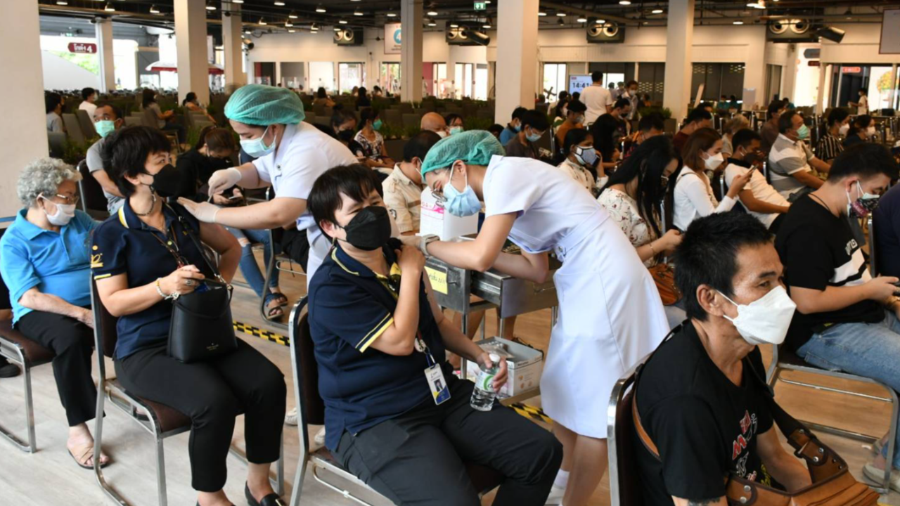 อนุทิน ตรวจเยี่ยมศูนย์ฉีดวัคซีนเอเชียทีค บริการประชาชนไปแล้ว 6.3 หมื่นโดส