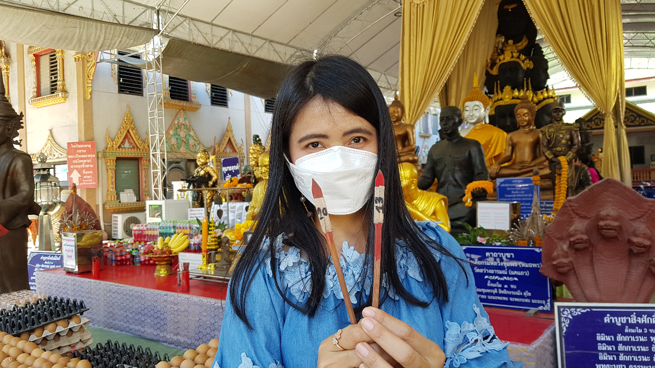 ดีใจขายที่ดินได้ รีบมาแก้บน "พระเงินพระทอง" ก่อนกลับไม่พลาดขอ "เลขเด็ด"