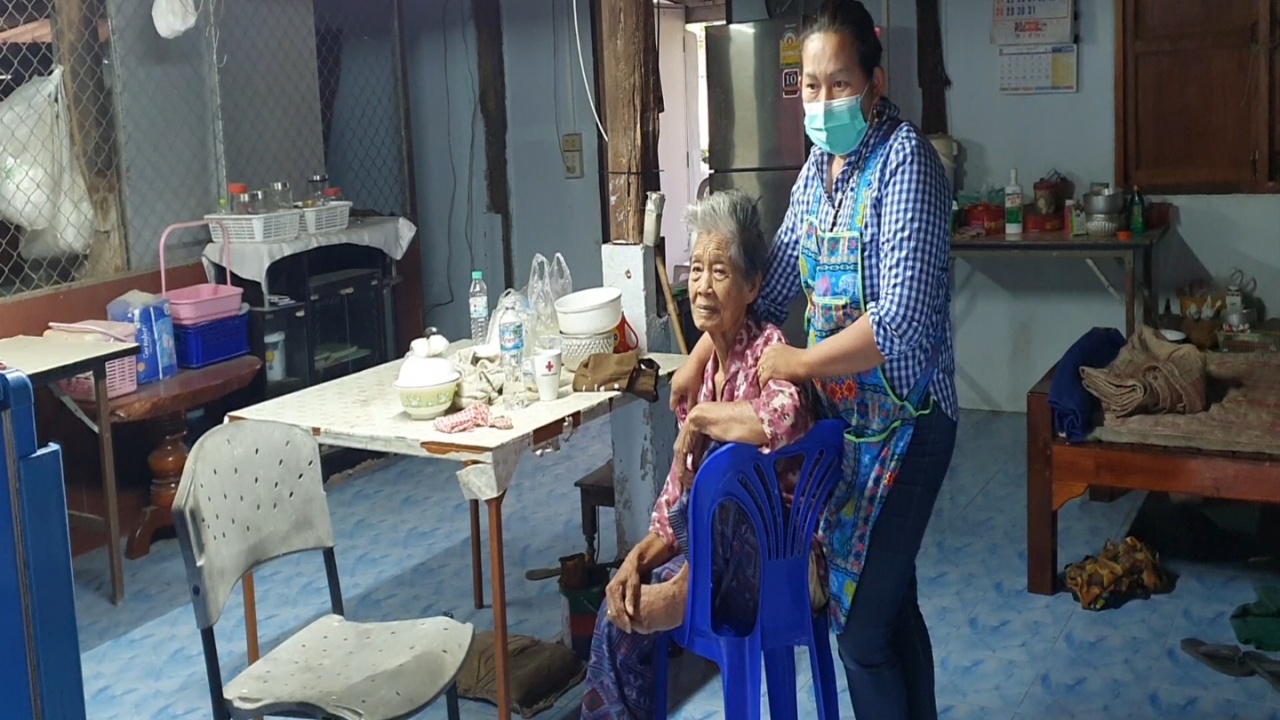 สลด แม่ป่วยอัลไซเมอร์ อยู่กับศพลูกชาย 7 วัน มีกล้วย ส้ม กินประทังชีวิต