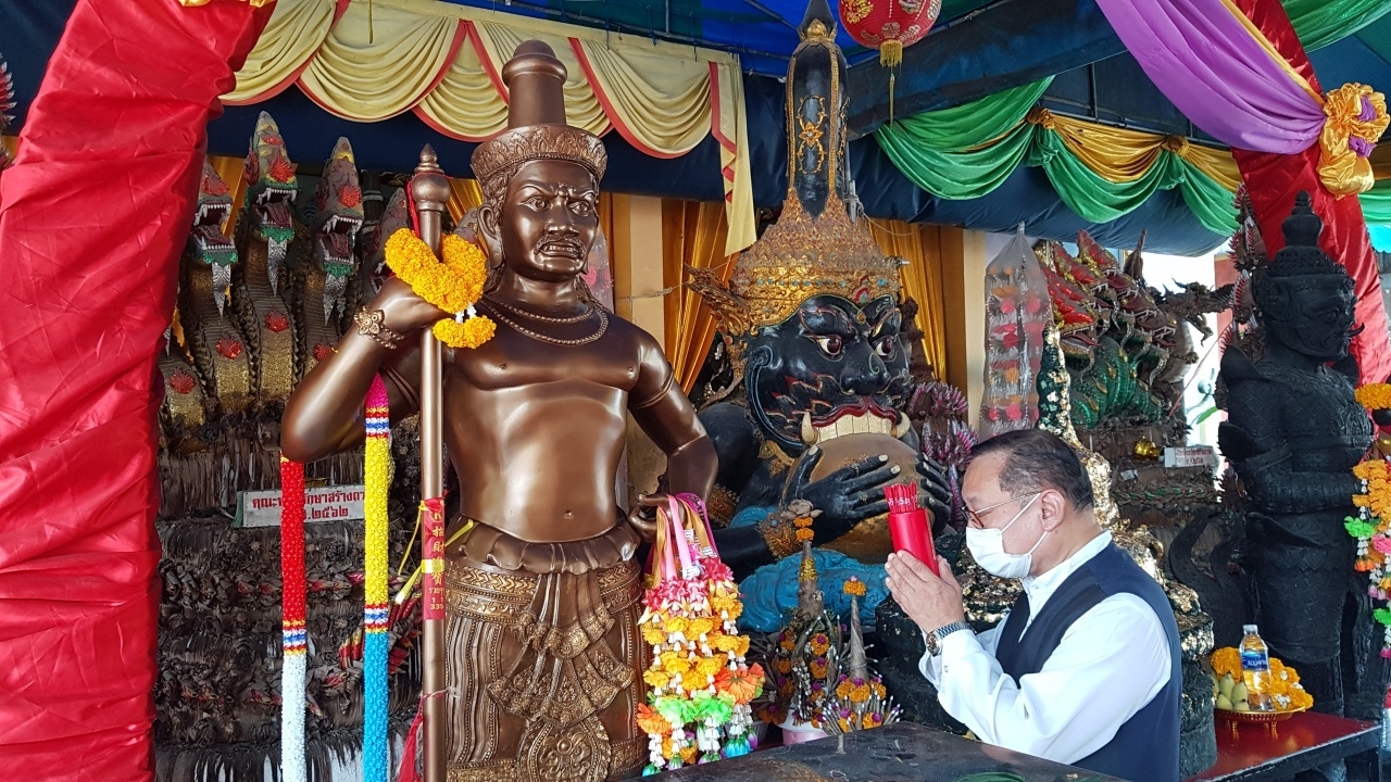 หนุ่มมาเลเซีย มาทำบุญถวายโลงศพให้วัดดัง พร้อมลองขอ "เลขเด็ด" กลับไปลุ้นโชค