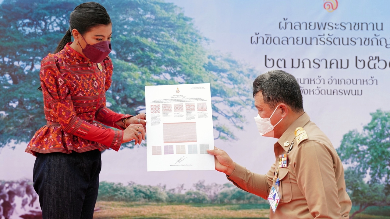 พระราชทานแบบผ้า "ลายขิด" ของขวัญแก่กลุ่มช่างทอ สร้างเอกลักษณ์ท้องถิ่น