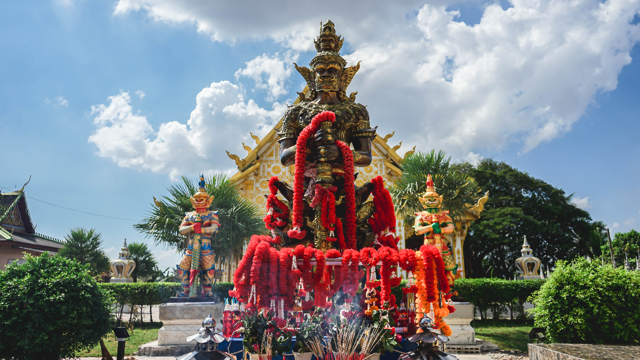 แห่กราบไหว้ "ท้าวเวสสุวรรณ" วัดจิกสูง หวังขอโชคลาภจาก "เลขเด็ด"