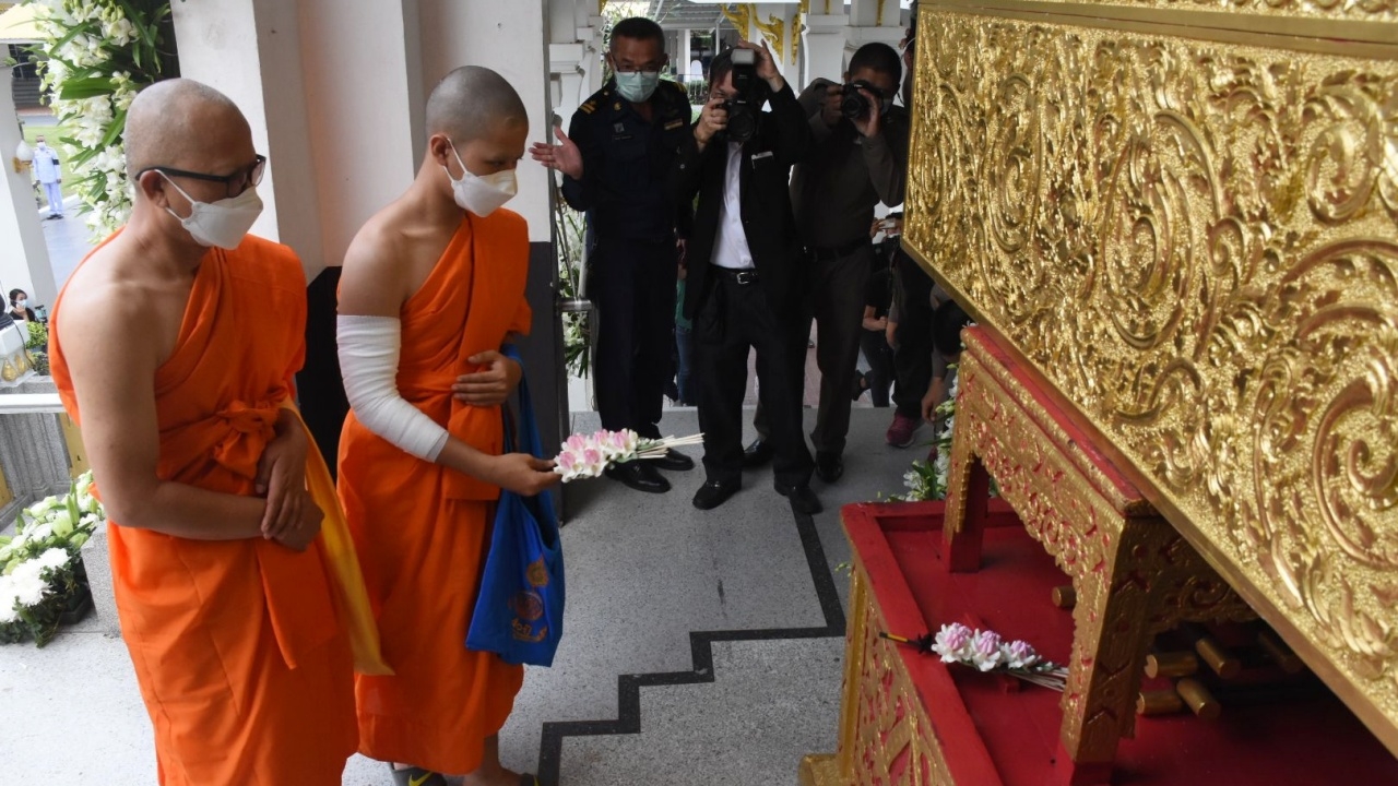 "พระนรวิชญ์" วางดอกไม้จันทน์พิธีพระราชทานเพลิงศพ "หมอกระต่าย"