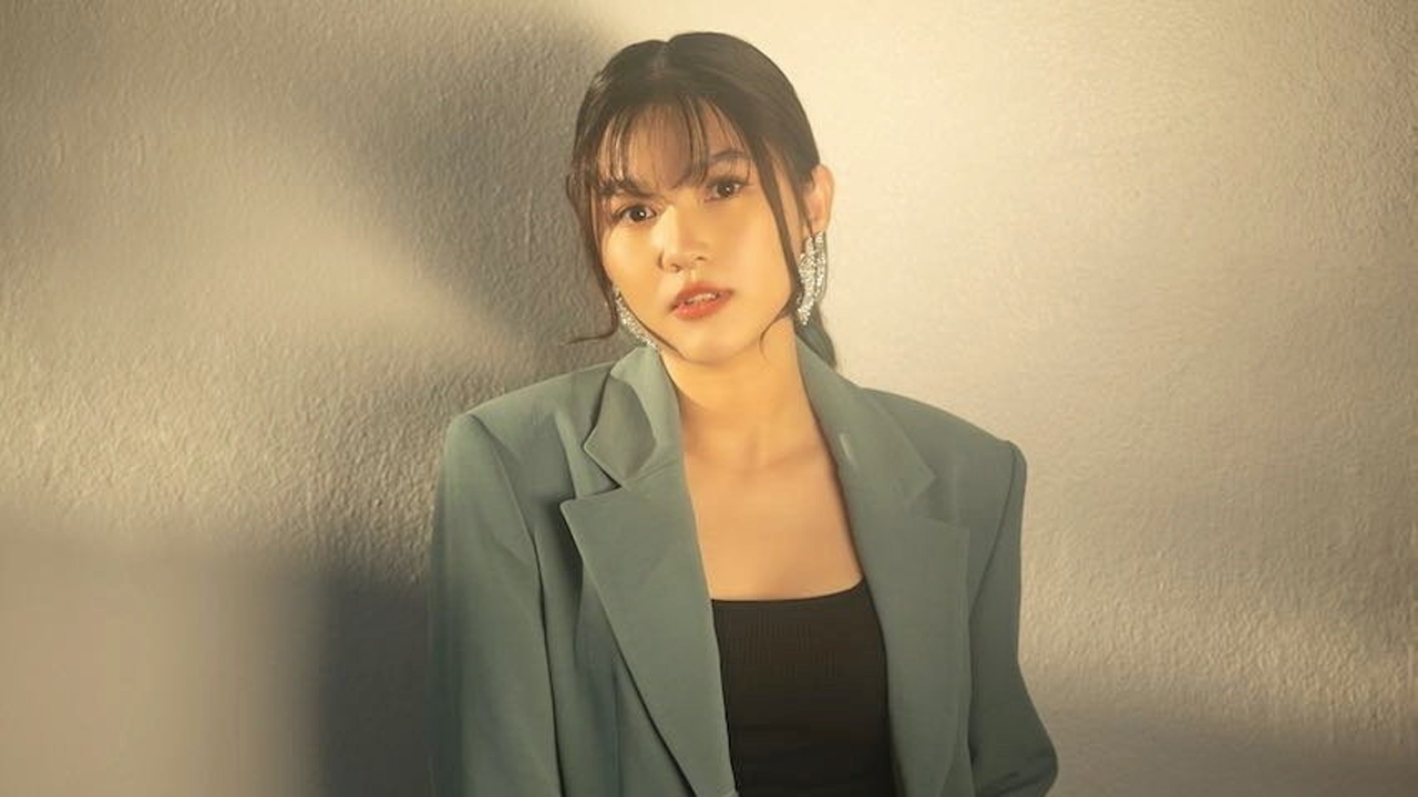 “ไอซ์ ธมลวรรณ” ถ่ายทอดเพลง “ยังเป็นฉันหรือเปล่า” ดึง “พีท พีรพล” เล่นเอ็มวี