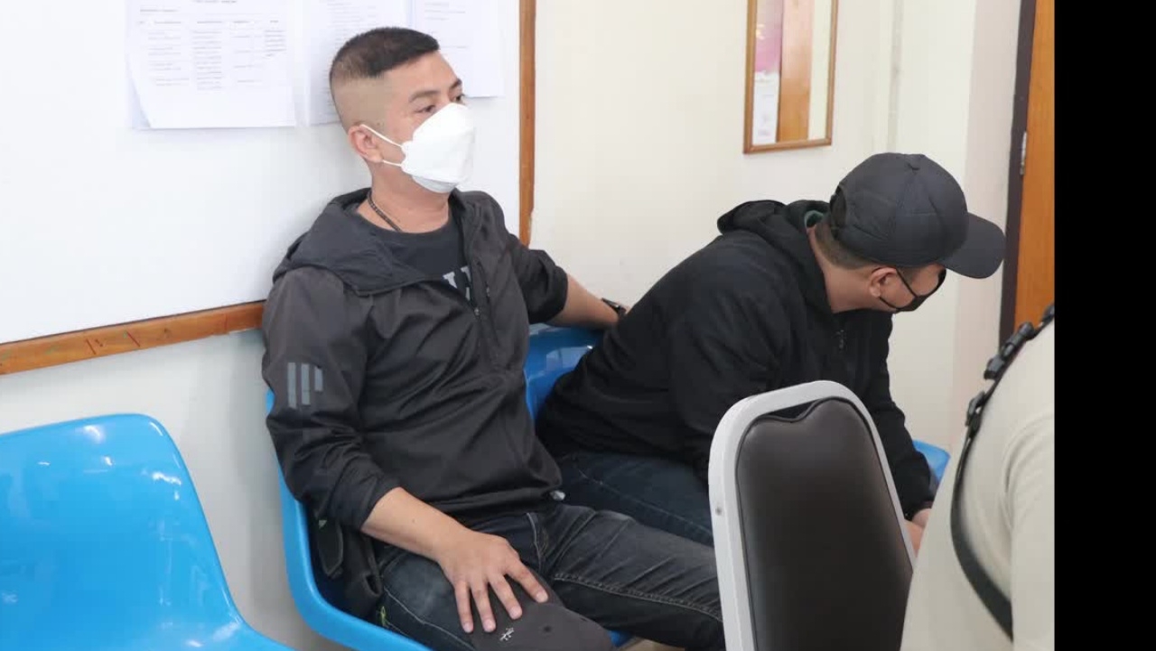 รวบตำรวจเก๊ ตัดผมเกรียนปลอมเป็นจนท. เจอตอ เรียกตรวจตำรวจจริง 