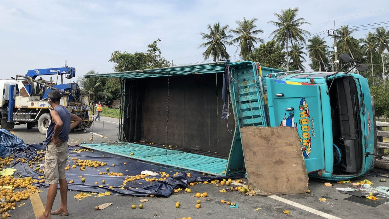 สิบล้อหลับในชนราวสะพานแม่เปี๊ยะคว่ำ เทกระจาดส้มสายน้ำผึ้ง 15 ตันเกลื่อน