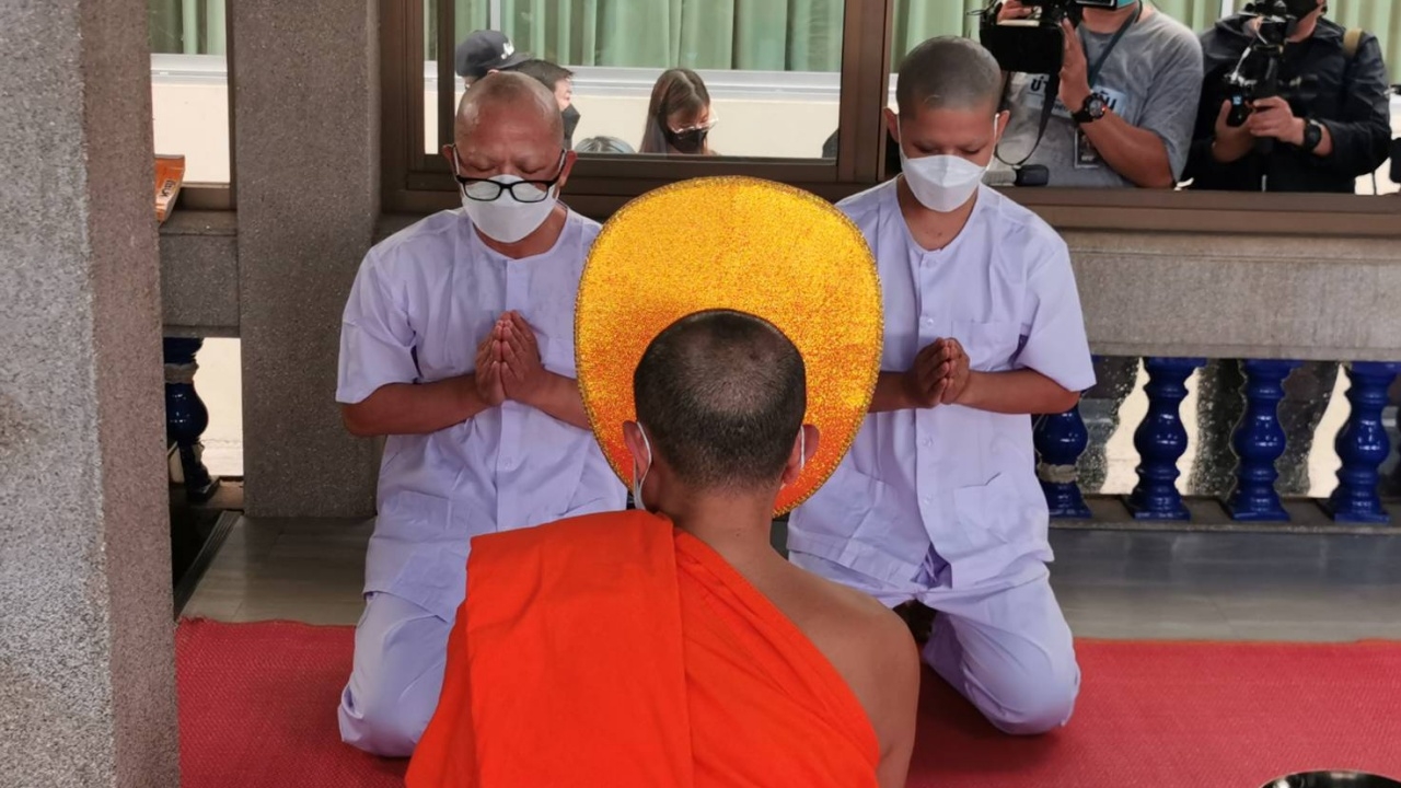 พระนรวิชญ์ พระนิคม สึกแล้ว นุ่งขาวห่มขาวกลับเข้ากุฏิ ขอความเป็นส่วนตัว