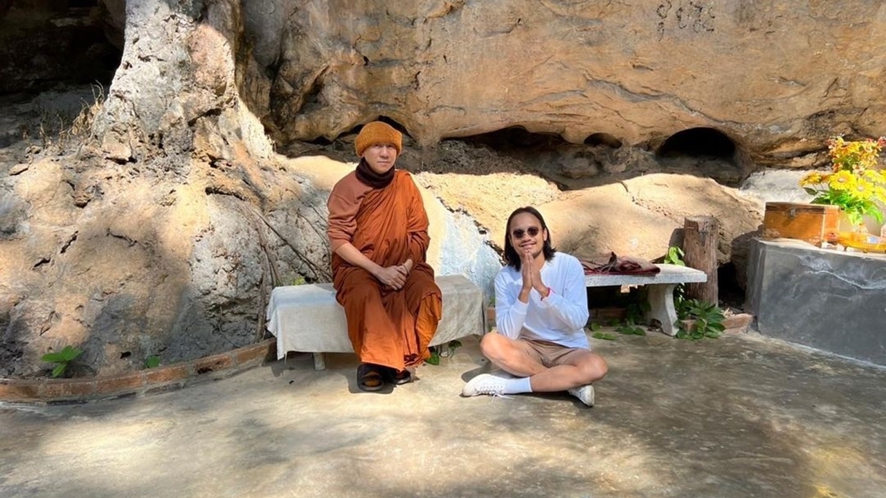 ภาพล่าสุดพระโน้ส อุดม บวชยาวยังไม่สึก สิงโต นำโชค ไปทำบุญ