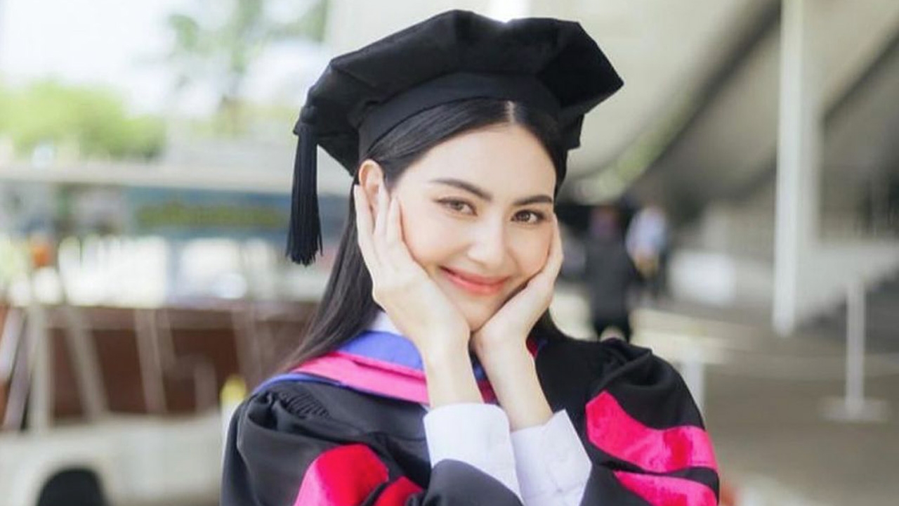 “ใหม่-ดาวิกา” ดีใจเรียนจบปริญญาโท “เต๋อ” โผล่ยินดี แพลนอนาคตอาจเป็นผู้จัดละคร