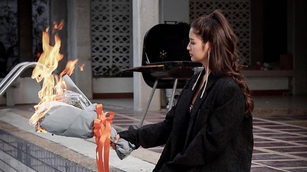 มารี โพสต์ภาพจุดไฟเผาช่อดอกไม้ ใส่แคปชั่นจุกๆ เจ็บแล้วต้องจำ