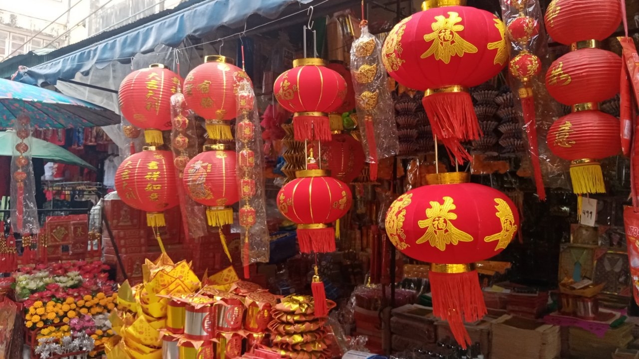 คนกำแพงเพชร เริ่มหาซื้อของรับตรุษจีน ปีนี้ไหว้แพงแน่ เพราะราคาขึ้น 40%