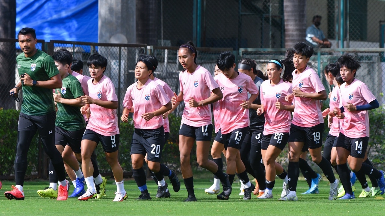 "พรพิรุณ" ปลุกใจ "ฟุตบอลหญิงทีมชาติไทย" ลืมความผิดหวัง เดินหน้าต่อเพื่อคว้าชัย