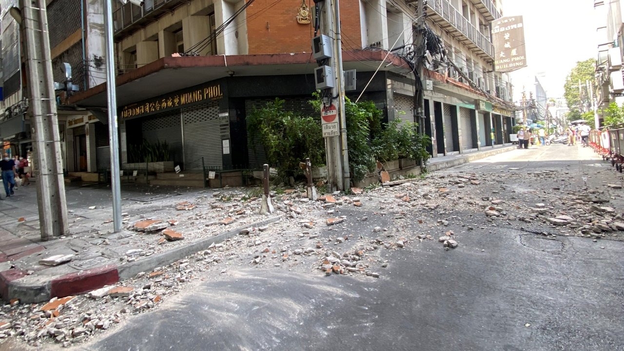 ผนังอาคารริมถ.พระราม 1 ร่วงพื้นไร้เจ็บ คาดเพราะสึกกร่อนไม่กระทบโครงสร้าง