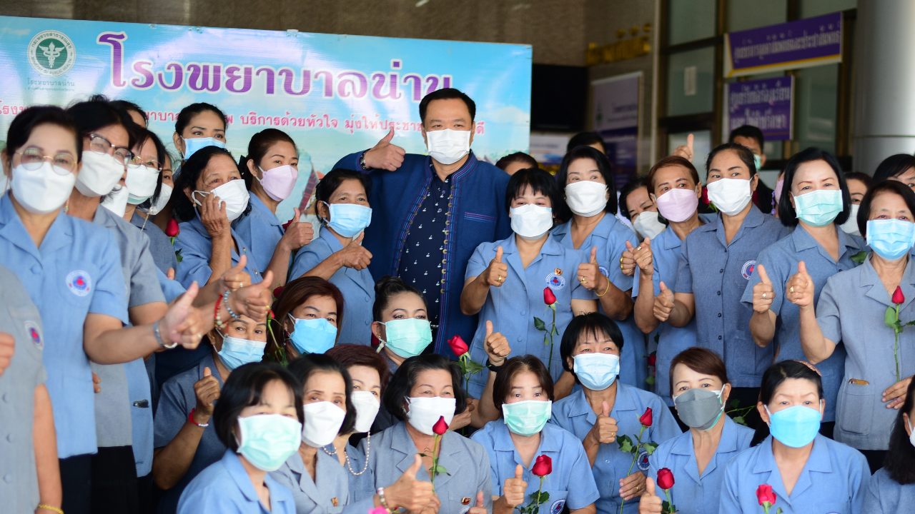“เสี่ยหนู” ให้กำลังใจบุคลากร รพ.น่าน ย้ำ คุมโควิดระบาด วัคซีนยังจำเป็น