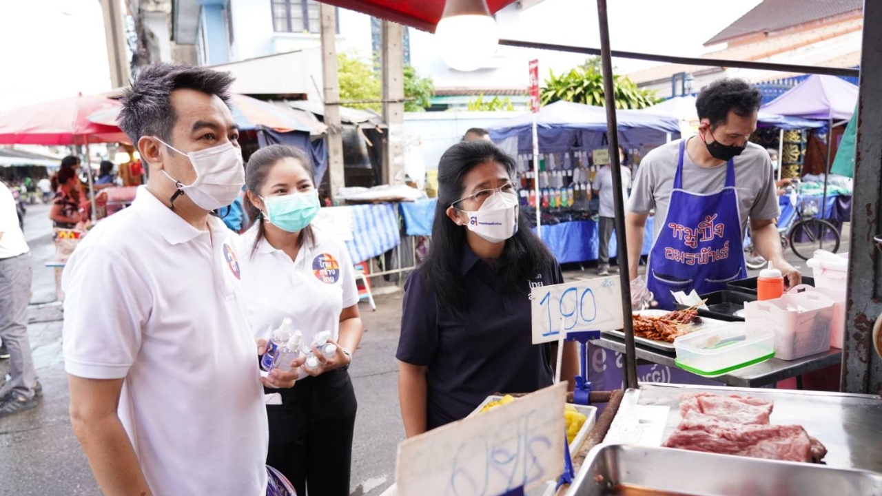 “หญิงหน่อย” ควง “ประพนธ์” ลงตลาดอมรพันธ์ เจอผู้ค้าร้องเรียนถูกรีดภาษี