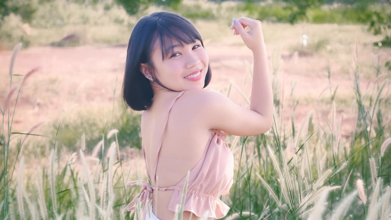 ลิลลี่ ได้หมดถ้าสดชื่น โชว์ผิวหลังขาวเนียน ลุคนี้ทั้งหวานและแซ่บ