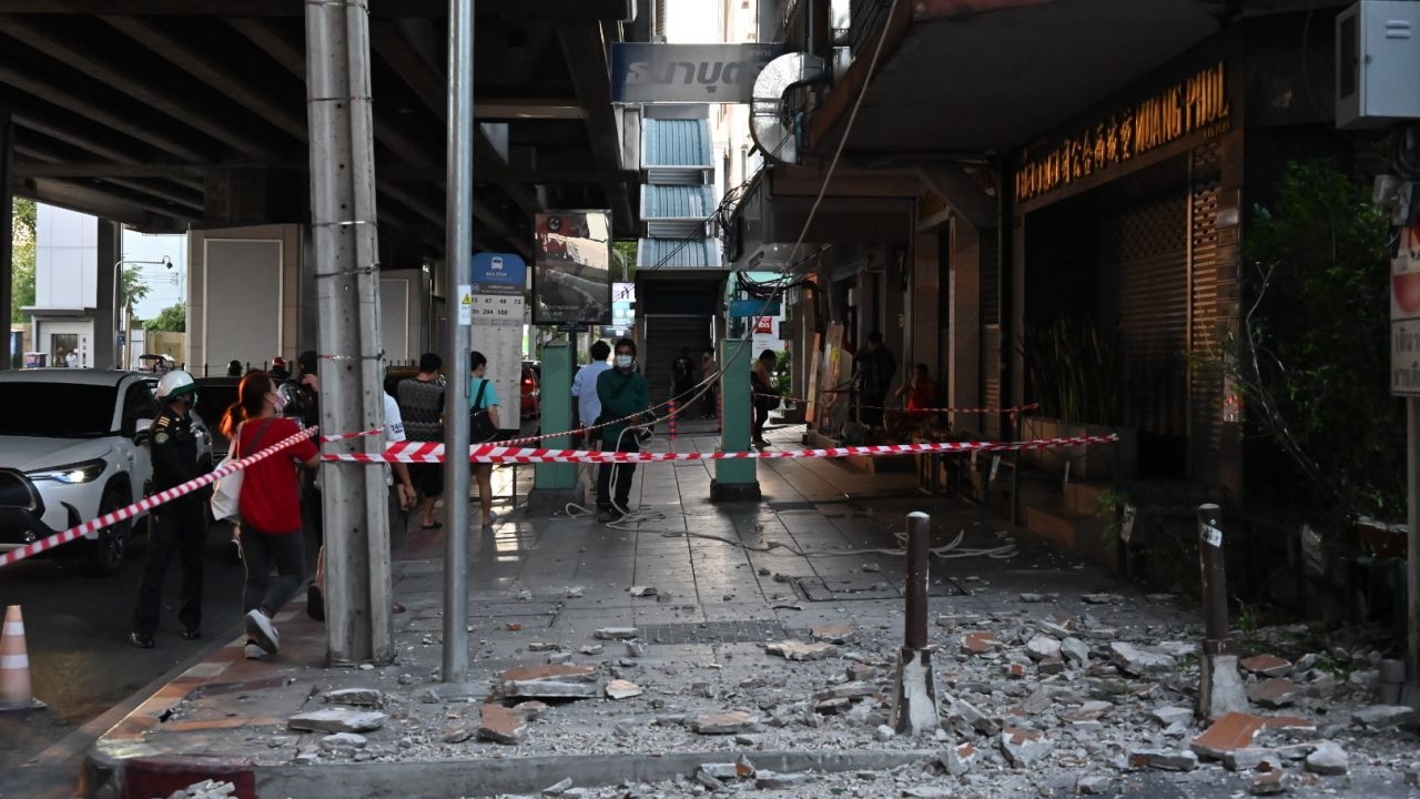 คืบหน้าผนังปูนอาคารร่วง มีเจ็บ 5 ราย สนง.เขตยันเร่งเลาะแผ่นกระเบื้องออก