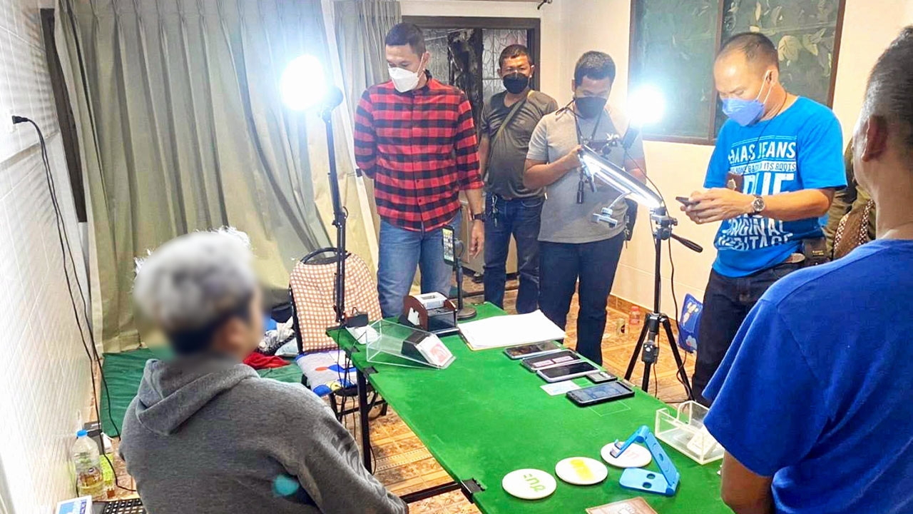 ทลายป๊อกเด้ง ทำรังถ่ายทอดสด มี 6 ทีมงานแจกไพ่ ตั้งสำรับเล่นพนัน เปิดแทงออนไลน์