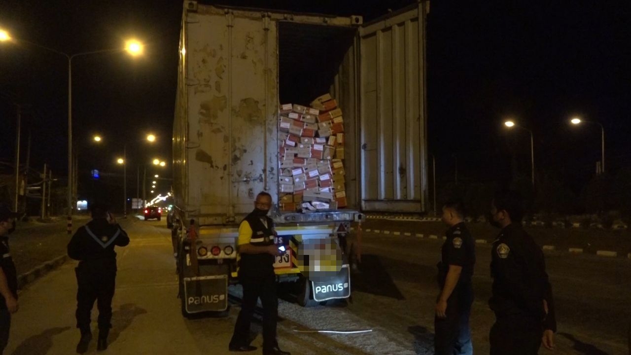 จนท.มุกดาหารสกัดรถขนหมูเถื่อน 21 ตันมูลค่า 5 ล้าน มาจากประเทศเพื่อนบ้าน