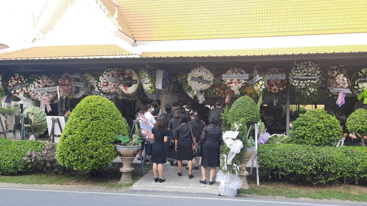 ญาติ เพื่อน ร่วมอาลัยหมอกระต่าย สวดศพคืนสุดท้าย "สาธิต" เสียใจกับคุณพ่อ