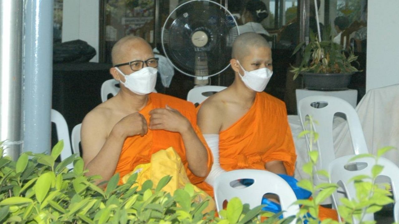 หมอทศร่วมงานสวดพระอภิธรรมหมอกระต่าย พระนรวิชญ์และพระพ่อก็ร่วมฟังสวดด้วย