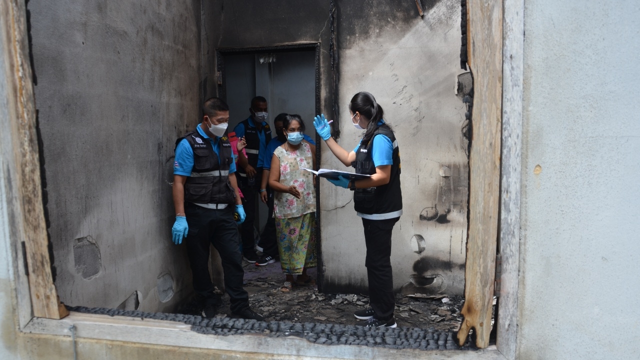 แม่กลัวตาย โดนลูกคลั่งเผาบ้าน มีดไล่ฟัน ต้องหนีวุ่น วอน ตร.ช่วยจับตัว