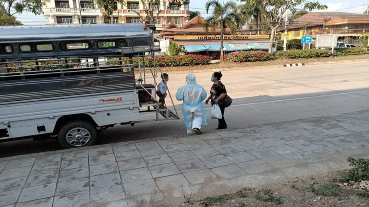 "บีบหัวใจ" 3 ขวบติดโควิดฯ นั่งรอท้ายสองแถว ยายส่งเข้า รพ.-ปลอบใจสู้ๆ