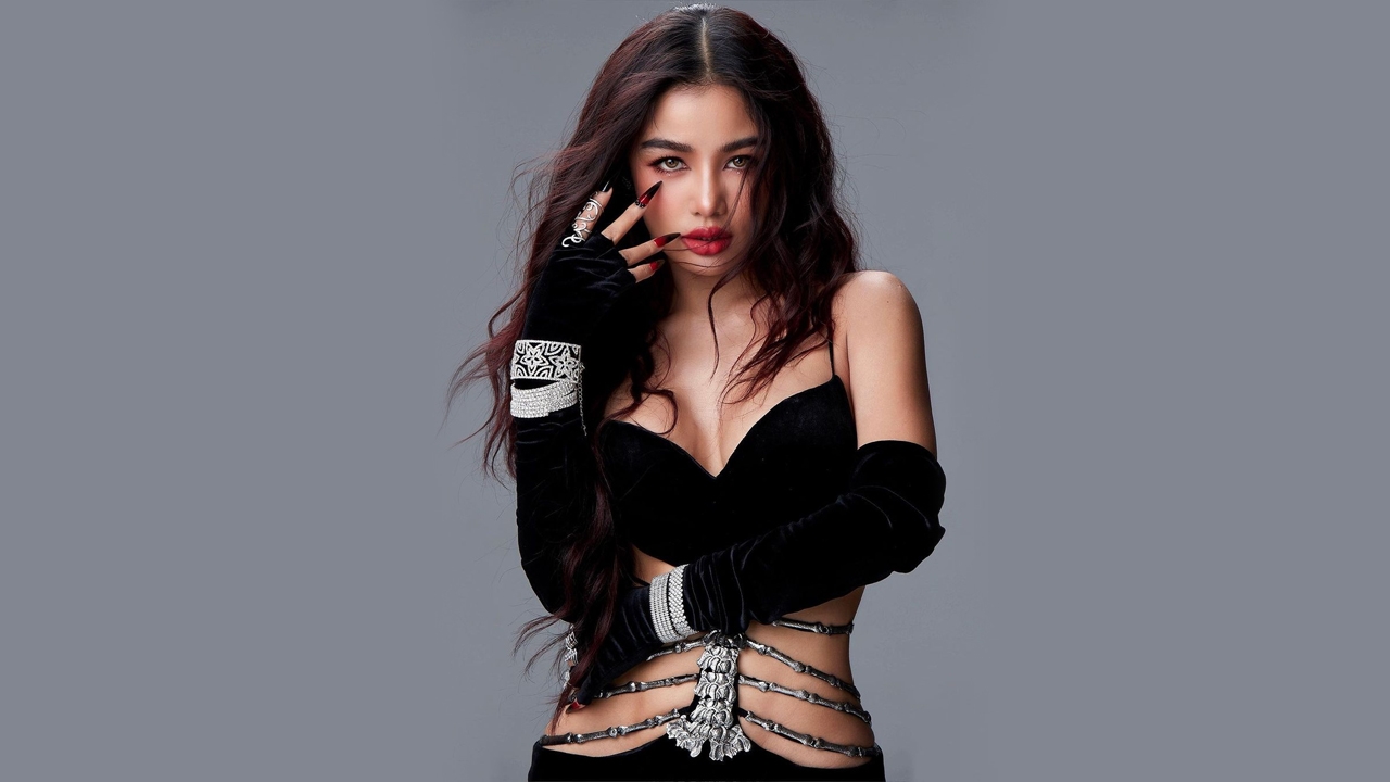 กระแต อาร์สยาม ถ่ายเอ็มวีลงอ่างกับหนุ่ม เผยแก้มก้น ถูกวิจารณ์เปลืองตัว (คลิป)