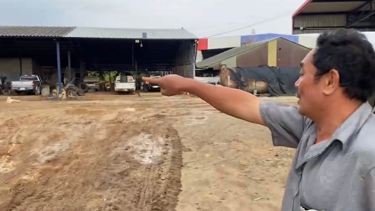 เสี่ยร้านวัสดุเซ็ง ถูกเทอึกองหน้าบ้าน หลังดูดส้วมเสร็จตกลงราคาไม่ได้